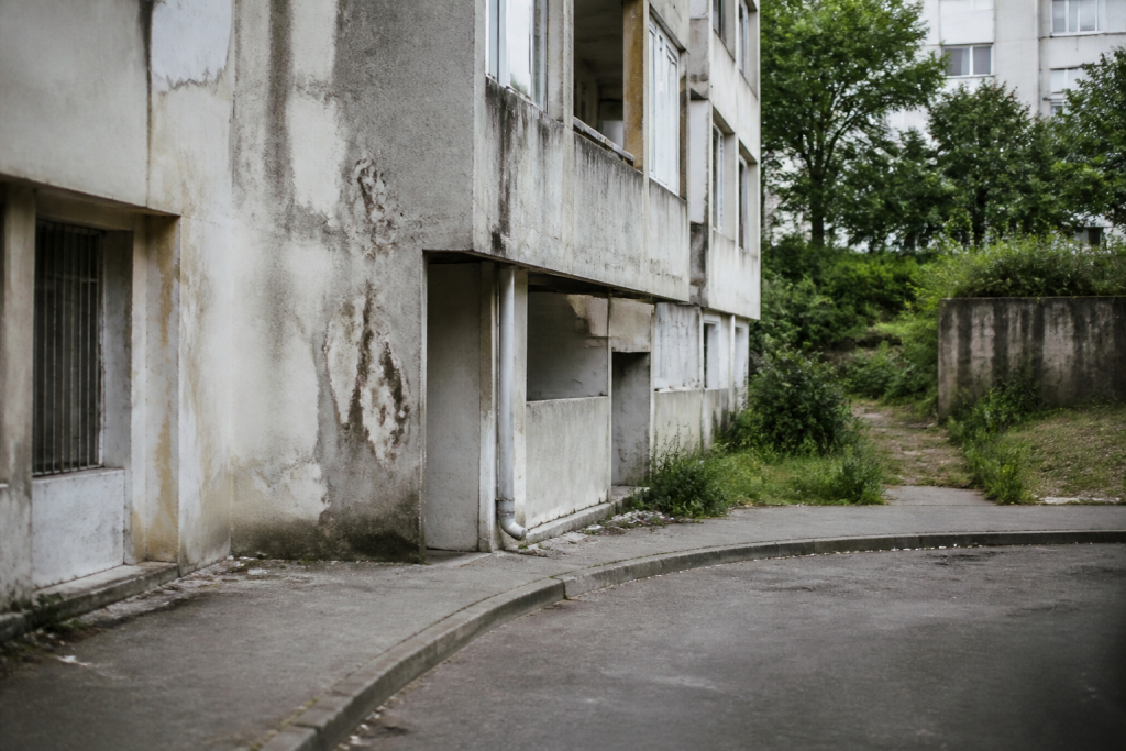 Facades degradees batiments urbains signes insecurite quartier