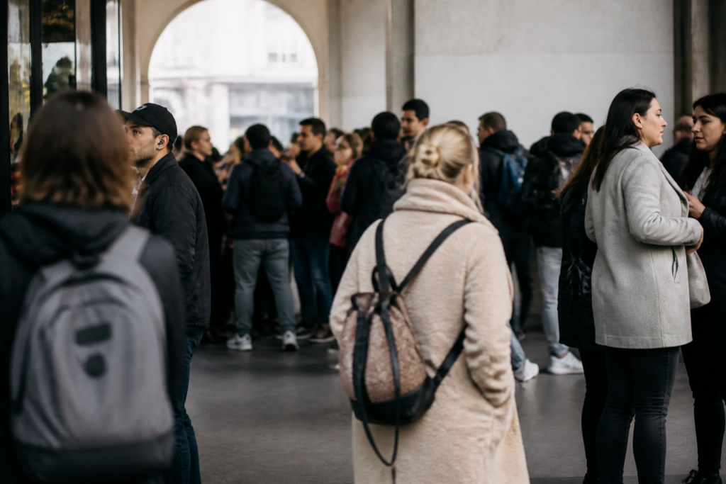 Foule passants gare RER avec attroupements zone sportive