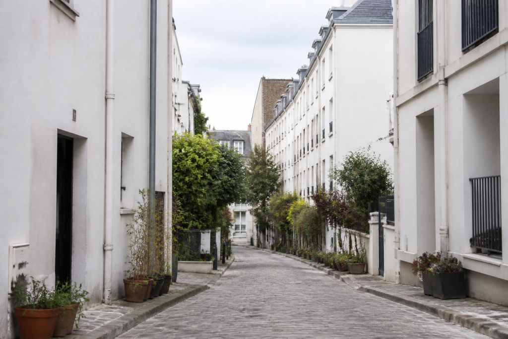 Immeubles residentiels facades blanches avec voies tranquilles