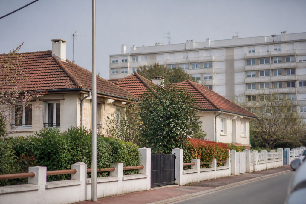 Pavillons et immeubles collectifs dans quartiers residentiels calmes