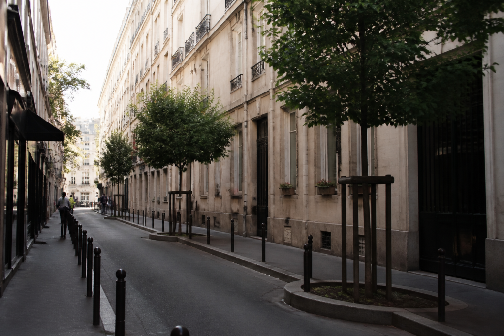 Rue tranquille de jour, meme quartier sombre le soir