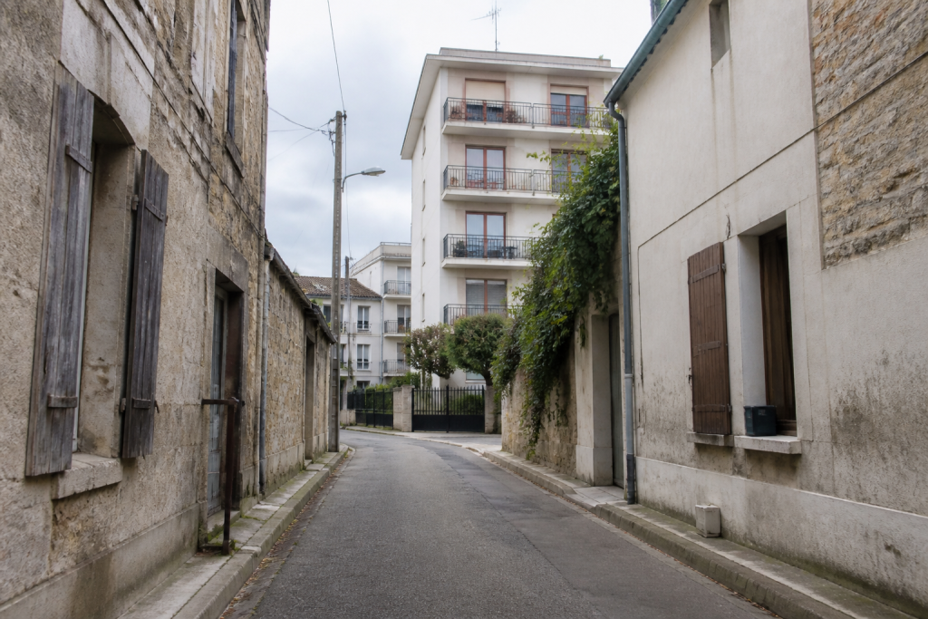 Rues urbaines contrastees de Nogent-sur-Oise avec batiments residentiels