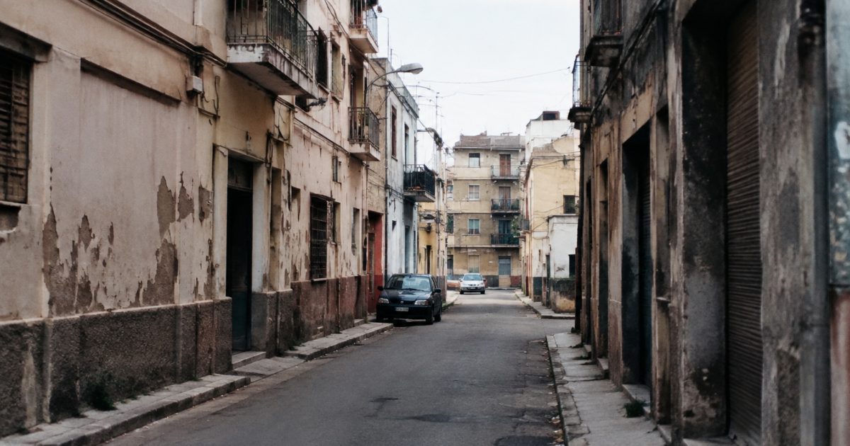Rues desertes de quartier urbain avec immeubles delabres