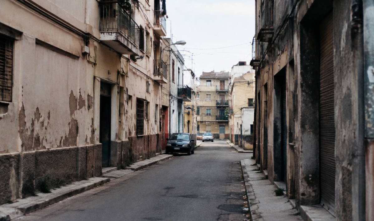 Rues desertes de quartier urbain avec immeubles delabres