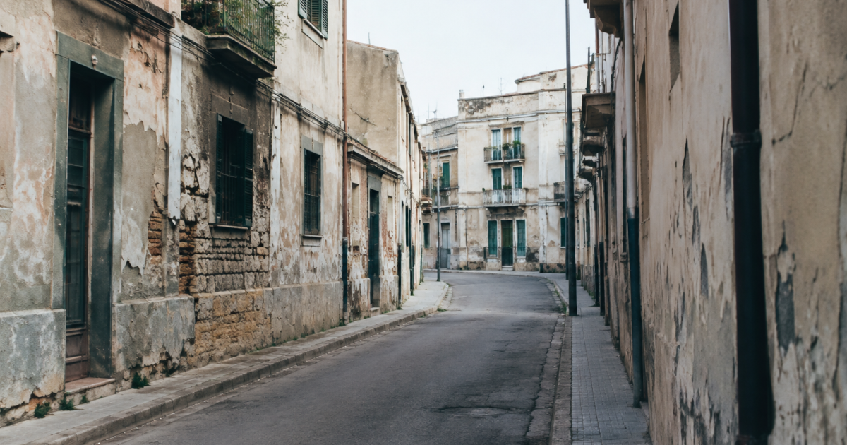 Rues desertes de quartier urbain avec batiments deteriores