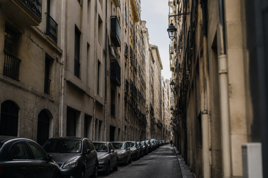 Hauts immeubles collectifs serres sur une rue etroite