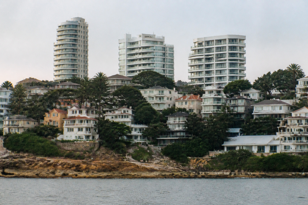Immeubles luxueux au littoral et petites maisons de colline