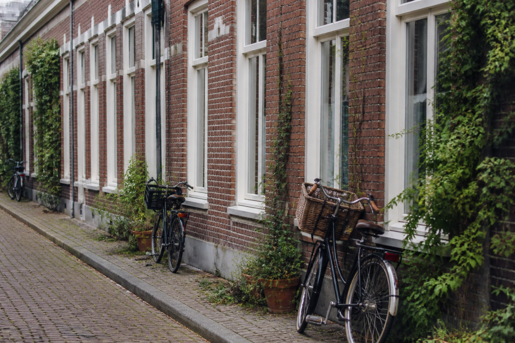 Maisons de briques serrees avec fenetres blanches et velos