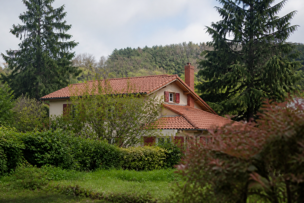 Maisons en tuiles rouges entourees de verdure
