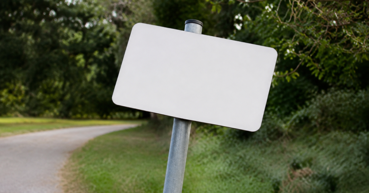 Panneau de bienvenue blanc sur poteau metallique incline