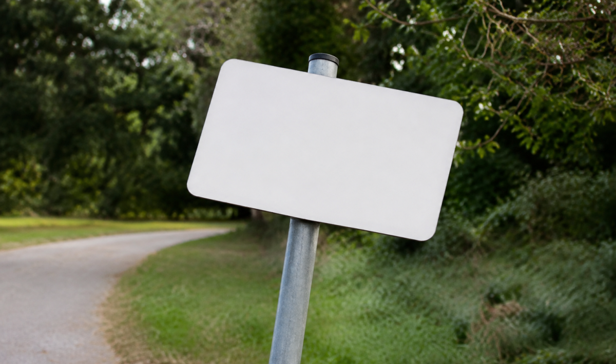 Panneau de bienvenue blanc sur poteau metallique incline