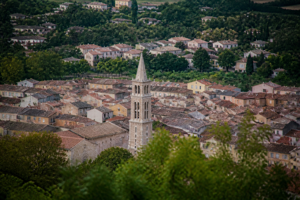 Vue aerienne du centre ville avec clocher et maisons