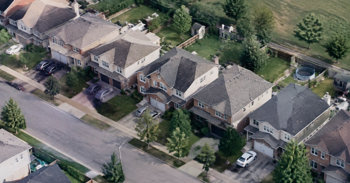 Vue aerienne de maisons alignees dans un quartier residentiel