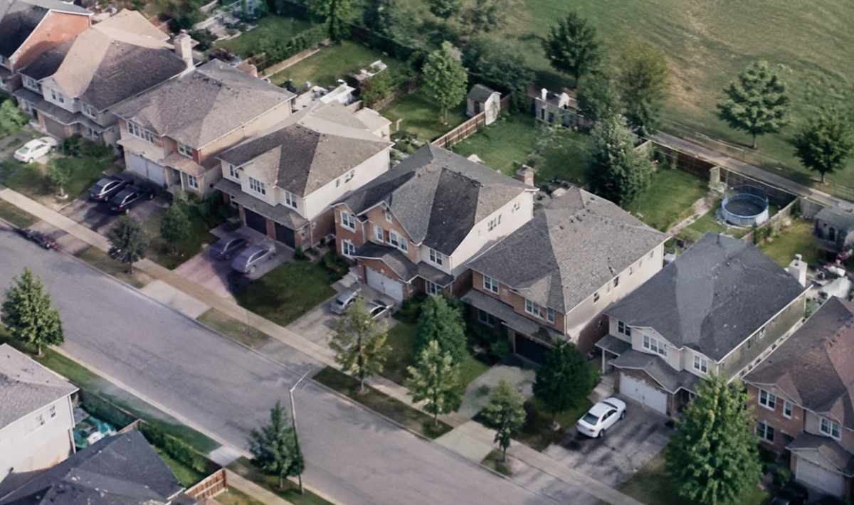 Vue aerienne de maisons alignees dans un quartier residentiel
