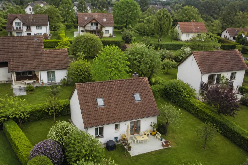 Vue aerienne de maisons individuelles avec jardins verts