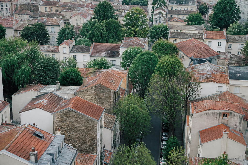 Vue aerienne de maisons serrees et rues arborees